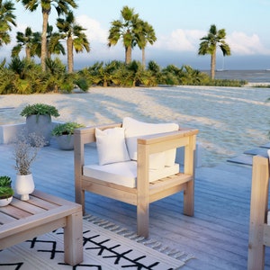 Puede incluir: Dos sillas de madera con cojines blancos y una mesa de caf&eacute; de madera en una terraza de madera con una playa y palmeras en el fondo.