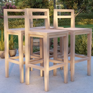 Puede incluir: Cuatro taburetes de bar de madera con un dise&ntilde;o simple y rectangular. Los taburetes est&aacute;n hechos de madera natural y tienen un acabado marr&oacute;n claro.