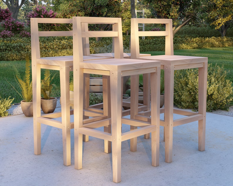 Puede incluir: Cuatro taburetes de bar de madera con un dise&ntilde;o simple y rectangular. Los taburetes est&aacute;n hechos de madera natural y tienen un acabado marr&oacute;n claro.