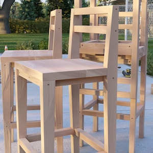 Puede incluir: Tres sillas de madera sin terminar con un dise&ntilde;o sencillo. Las sillas son de madera clara y tienen un acabado natural. Las sillas est&aacute;n todas en diferentes etapas de construcci&oacute;n, algunas tienen sus asientos y respaldos unidos y otras a&uacute;n necesitan ser ensambladas.