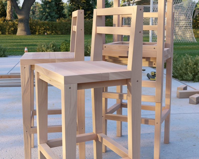 Puede incluir: Tres sillas de madera sin terminar con un dise&ntilde;o sencillo. Las sillas son de madera clara y tienen un acabado natural. Las sillas est&aacute;n todas en diferentes etapas de construcci&oacute;n, algunas tienen sus asientos y respaldos unidos y otras a&uacute;n necesitan ser ensambladas.