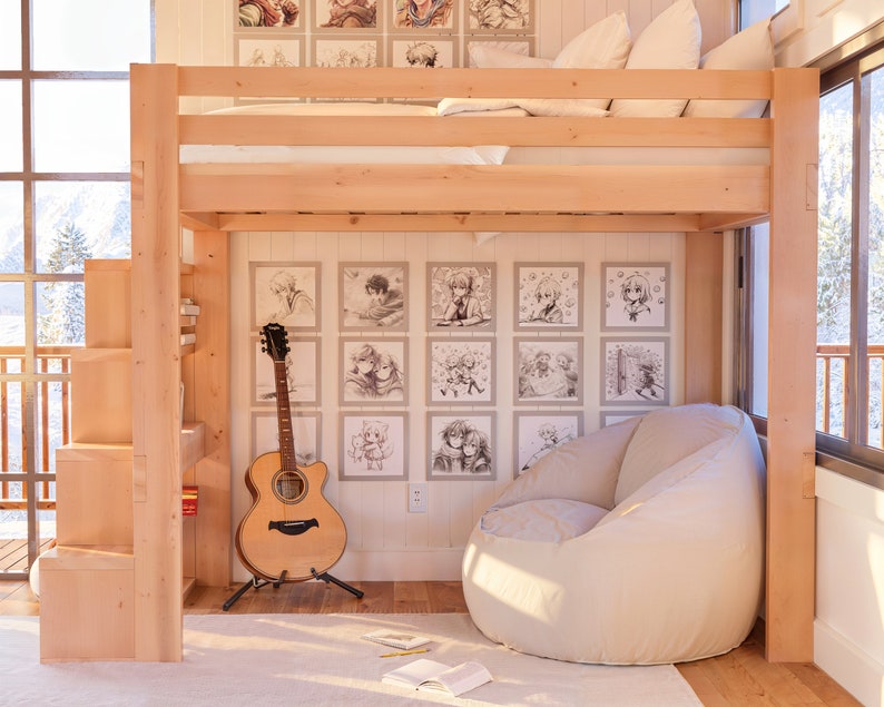 Puede incluir: Una cama alta de madera clara con un sill&oacute;n de frijoles blanco y una guitarra en la esquina. La pared est&aacute; decorada con dibujos de personajes de anime enmarcados.
