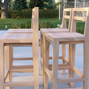 Puede incluir: Cuatro sillas de madera sin terminar con un dise&ntilde;o sencillo. Las sillas tienen respaldo y cuatro patas. Las sillas son de madera clara y tienen un acabado natural.