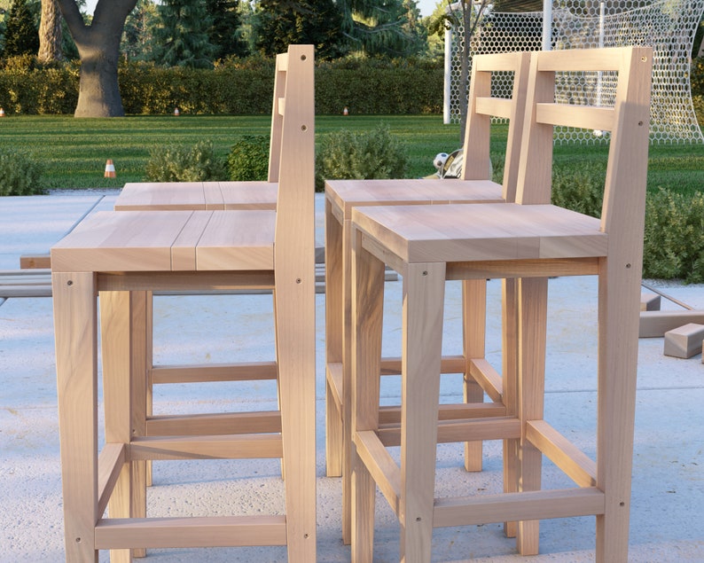 Puede incluir: Cuatro sillas de madera sin terminar con un dise&ntilde;o sencillo. Las sillas tienen respaldo y cuatro patas. Las sillas son de madera clara y tienen un acabado natural.
