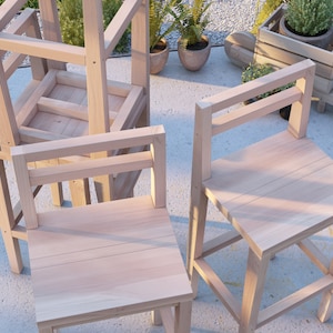 Puede incluir: Tres sillas de madera con un dise&ntilde;o sencillo. Las sillas est&aacute;n hechas de madera sin tratar y tienen un color natural. Las sillas est&aacute;n apiladas unas encima de otras.