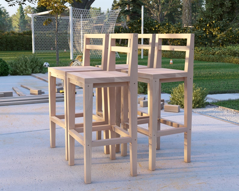 Puede incluir: Cuatro taburetes de bar de madera sin terminar con un dise&ntilde;o sencillo. Los taburetes son de madera clara y tienen un asiento rectangular y un respaldo.