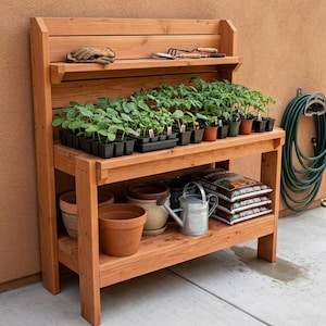 Puede incluir: Un juego de tres tazas de cerámica con un acabado mate moteado. Las tazas son de color crema, gris claro y gris oscuro. Cada taza tiene un diseño simple y minimalista.