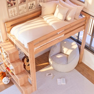 Puede incluir: Una cama litera de madera con un colch&oacute;n y almohadas blancas. La cama tiene una escalera incorporada y un estante debajo. Hay un puf blanco delante de la cama.