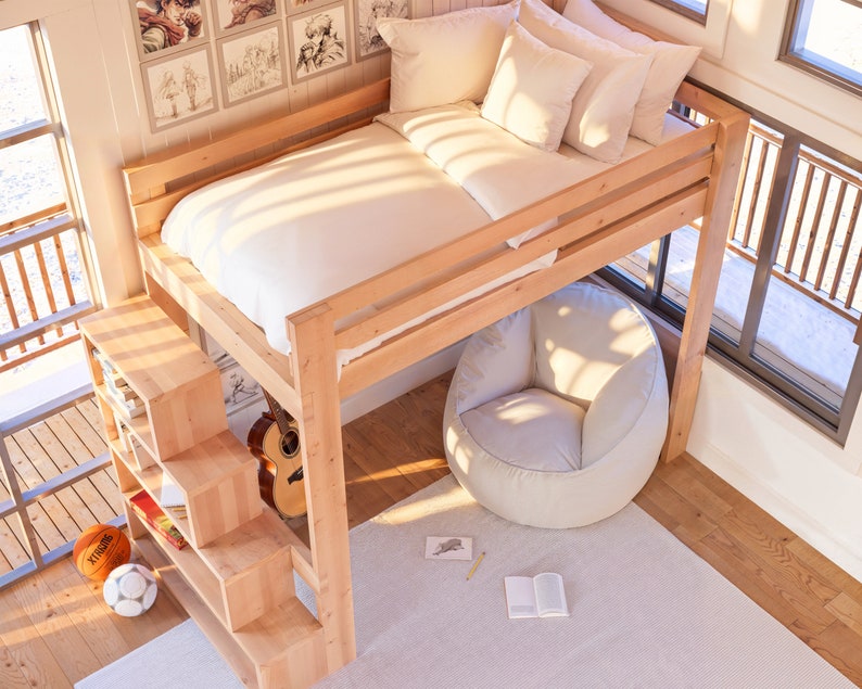 Puede incluir: Una cama litera de madera con un colch&oacute;n y almohadas blancas. La cama tiene una escalera incorporada y un estante debajo. Hay un puf blanco delante de la cama.