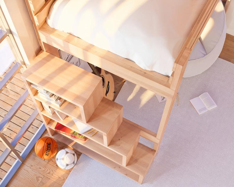 Puede incluir: Una litera de madera con una estanter&iacute;a y escalones incorporados. La cama est&aacute; hecha de madera clara y tiene un colch&oacute;n blanco. La estanter&iacute;a tiene varios estantes y est&aacute; llena de libros y otros objetos. Los escalones est&aacute;n hechos del mismo tipo de madera que la cama y tienen un dise&ntilde;o sencillo.