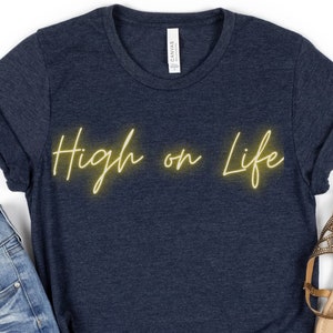 Koszulka z krótkim rękawem High on Life Jersey | Unisex | Koszulka z inspiracją | Prezent dla niej | Odzież damska i męska | Zabawna | Miękka i wygodna | Bella