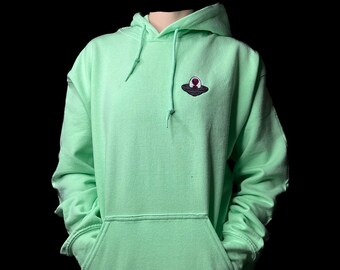 Alien im Raumschiff Bestickter HOODIE