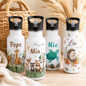 Puede incluir: Cuatro botellas de agua de metal blanco con tapas negras y asas. Cada botella presenta un nombre y una ilustración de animales: Pepe con animales de la selva, Mia con criaturas del bosque, Nio con una tortuga marina y Lea con un erizo.