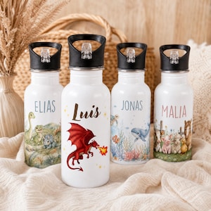 Peut inclure: Quatre gourdes en métal blanc avec des bouchons noirs et des poignées de transport. Chaque bouteille présente un motif graphique unique et un prénom : Elias avec des dinosaures, Luis avec un dragon rouge, Jonas avec des animaux marins et Malia avec des animaux de la ferme.