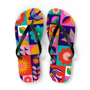 Färgglada blommiga lapptäcksflip-flops | Retro fågel popkonst sandaler