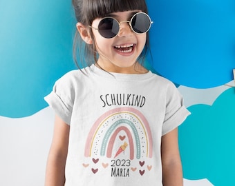 Schulkind T-Shirt zur Einschulung mit Name und Jahreszahl, Regenbogen Shirt für Mädchen zum Schulangang