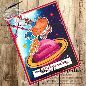 Carte d'anniversaire - Un poulet ou un coq sur une planche à roulettes pètent dans l'espace. Carte d'anniversaire comique cosmique.