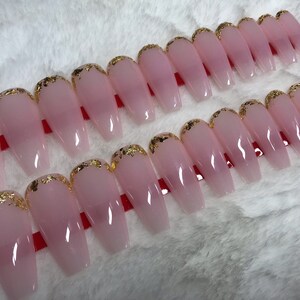 24 uñas postizas con láminas color nude/doradas