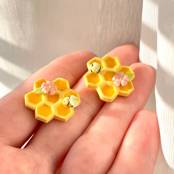 Handmade honeycomb polymerclay magnet, giftidea, bee, cute, cozyvibe, summer, spring, flower, unique, beehive, fridge magnet