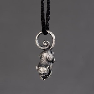 Ciondolo scimmia capovolta in argento ossidato, collana scimmia, gioielli animali, animale spirituale, collana da uomo, regalo per lui, per papà
