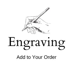Könnte beinhalten: Eine Hand hält einen Bleistift, darunter der Text "Engraving Add to Your Order".