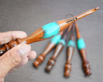 Aguja de crochet de madera: resina verde claro, diseño único