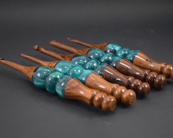 Juego de ganchos de ganchillo de resina de mármol verde y madera hechos a mano BLUE DUTCH para tejer Juego de ganchos de ganchillo de madera artesanal: herramientas de artesanía hechas a mano