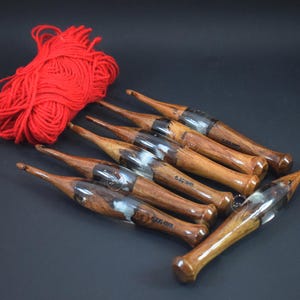 Wooden Crochet Hook Set with Resin Handle: Ergonomic Design, Sizes 4.5mm-12mm