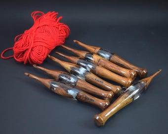 Juego de ganchos de ganchillo de madera con mango de resina: diseño ergonómico, tamaños de 4,5 mm a 12 mm.