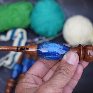 Handgefertigte Holz & Harz Häkelnadeln Set | Ergonomischer weicher Griff und Häkelnadeln für Anfänger, Arthritische Hand | 3.5 mm-16 mm, Geschenk für Mama Bild 20