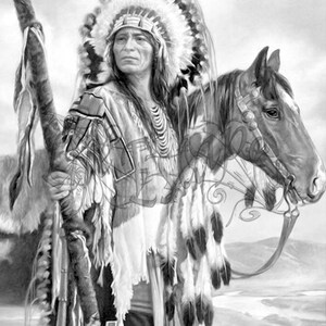 Puede incluir: Retrato en blanco y negro de un nativo americano con vestimenta tradicional, incluyendo un tocado de plumas y collar de cuentas, sosteniendo un bastón. Un caballo está a su lado, ambas figuras sobre un paisaje.