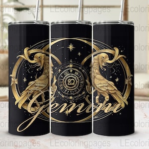 Puede incluir: Un vaso de acero inoxidable negro y dorado con un diseño zodiacal que representa la constelación de Géminis. El vaso tiene un diseño dorado de dos pájaros con una luna creciente y estrellas. La palabra "Géminis" está escrita en letras doradas.