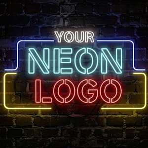 Peut inclure: Une enseigne néon personnalisée affichant le texte YOUR NEON LOGO dans une police sans empattement. Le mot YOUR est blanc, NEON est bleu clair et LOGO est rouge. L'enseigne est soulignée par une bordure bleue en haut et jaune en bas.