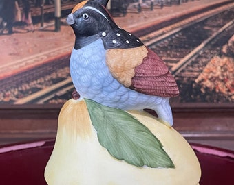 Caille vintage en porcelaine, oiseau perché au sommet d'un poirier • Boîte à bijoux à charnière Figural • JAPON • Andrea Sadek