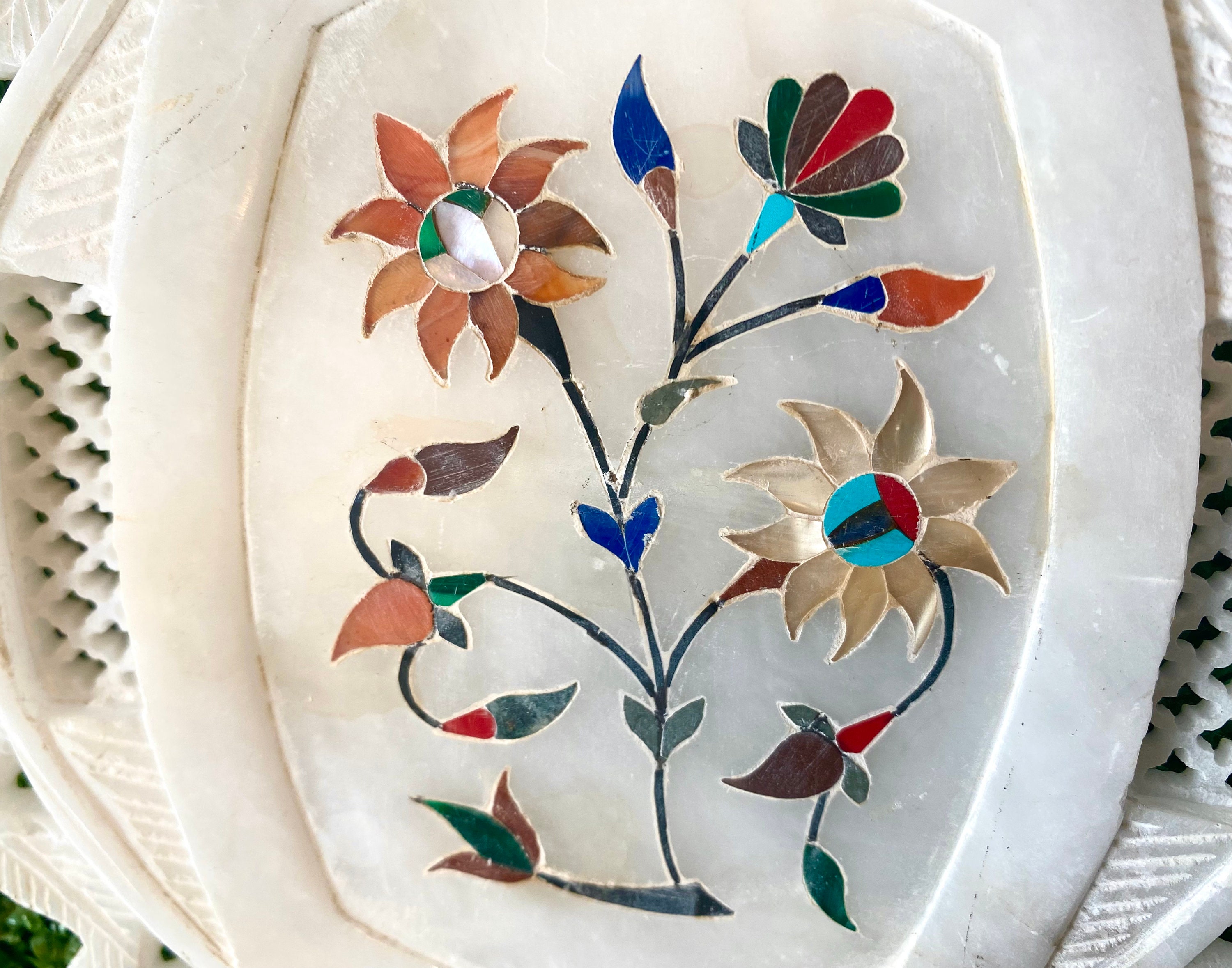 タージ・マハルの花の象嵌細工の貴石モザイク、手彫りの白いマクラナ