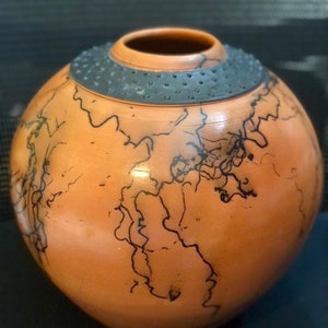 Vintage firmado hecho a mano Raku cerámica caballo pelo tachonado borde hermoso jarrón