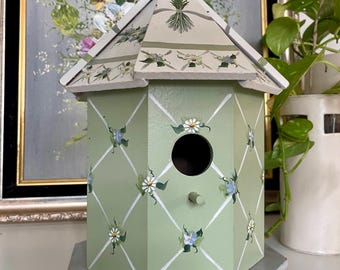 Decoración floral verde y blanca para casita de pájaros pintada a mano por Kathy Hatch