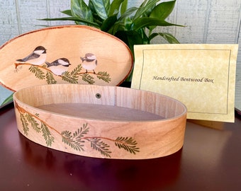Handgemaakte gesigneerde gebogen houten handgeschilderde musvogels op een tak Shaker Box