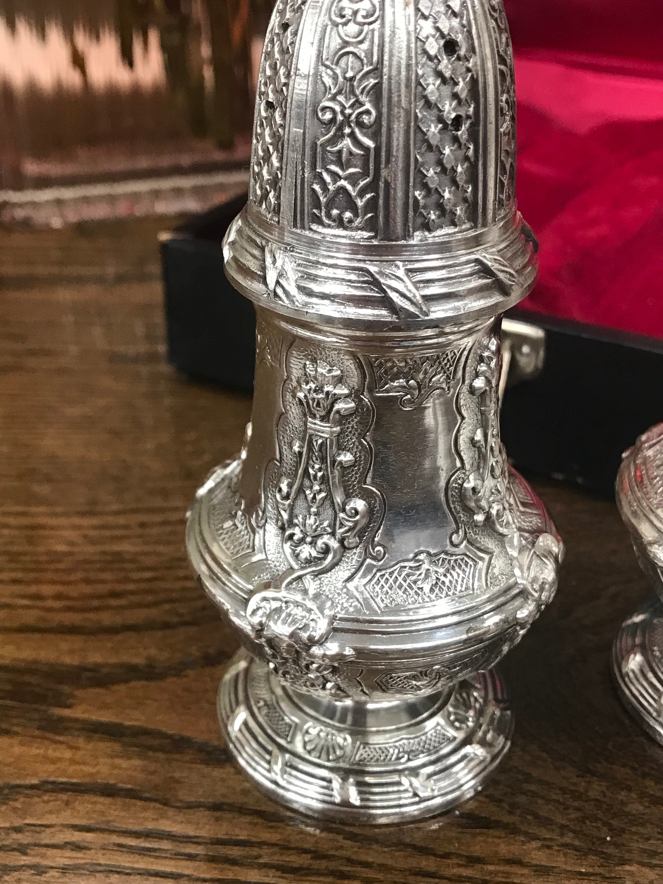 希少　ペア　ペッパー&ソルト　骨董　レア　銀　シルバー　アンティーク Vintage Silver Ornate Salt and Pepper Shakers • Made in