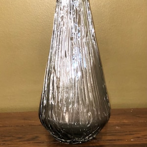 Incantevole vaso affusolato a goccia in vetro grigio fumo