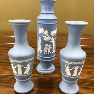 Puede incluir: Tres jarrones de cerámica azul y blanco con diseños de inspiración griega. Los jarrones son de diferentes tamaños y formas, y tienen un aspecto clásico y elegante.