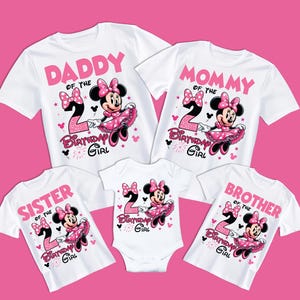 Könnte beinhalten: Set aus fünf weißen T-Shirts mit einem pinkfarbenen und schwarzen Minnie Mouse-Design mit dem Text "Daddy of the 2nd Birthday Girl", "Mommy of the 2nd Birthday Girl", "Sister of the 2nd Birthday Girl", "Brother of the 2nd Birthday Girl" und "2nd Birthday Girl".