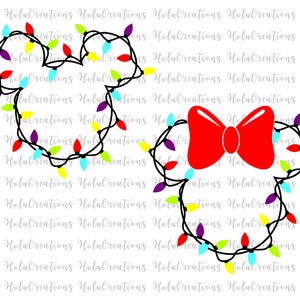 Puede incluir: Dos contornos de cabeza de Mickey Mouse con luces navideñas. Uno tiene un lazo rojo. Las luces son multicolores, incluyendo rojo, amarillo, azul y morado. Los contornos son negros y el fondo es blanco.