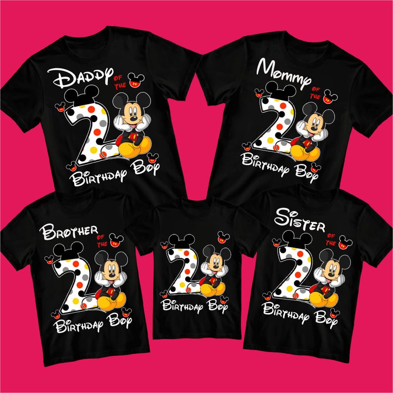 Puede incluir: Camisetas negras con dise&ntilde;os de Mickey Mouse. Cada camiseta tiene un gran n&uacute;mero "2" con lunares, Mickey Mouse y texto como "Daddy of the Birthday Boy". Ideal para una celebraci&oacute;n familiar.