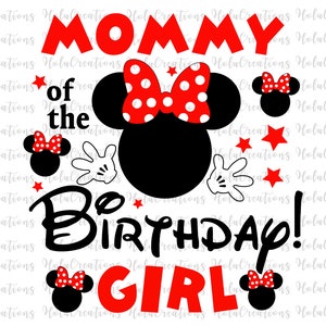 Puede incluir: Un dise&ntilde;o gr&aacute;fico negro y rojo con el texto "Mommy of the Birthday Girl" y una cabeza de Mickey Mouse con lunares rojos y un lazo rojo.