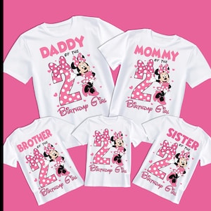 Może przedstawiać: Białe koszulki z r&oacute;żowym tekstem i grafiką Myszki Minnie. Koszulki z napisami "Daddy", "Mommy", "Brother", "Sister" i "Birthday Girl". Każda koszulka ma dużą r&oacute;żową cyfrę "2" w białe kropki.