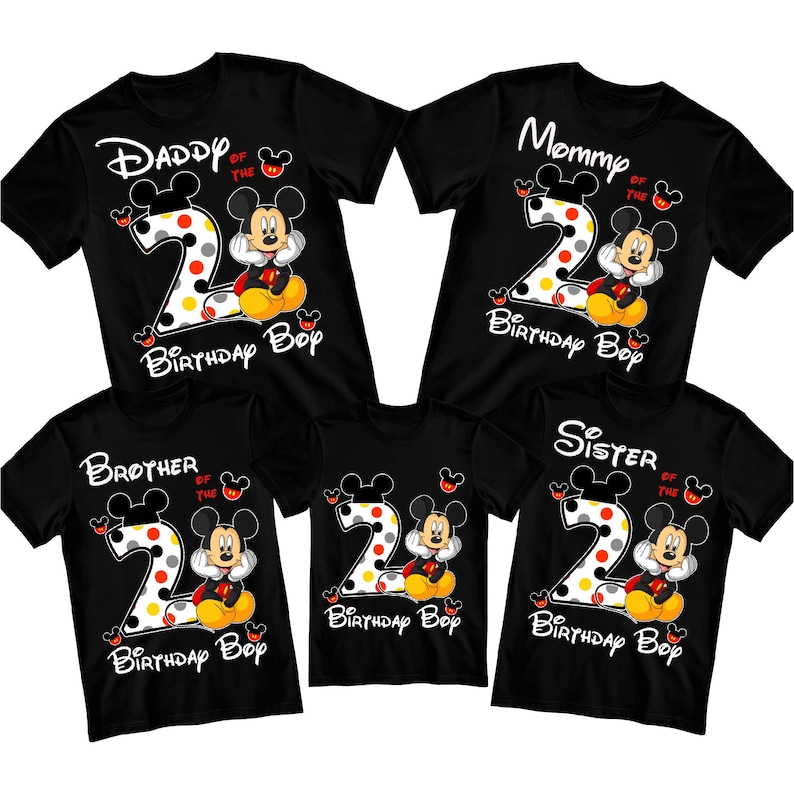 Puede incluir: Camisetas negras con dise&ntilde;os de Mickey Mouse. Cada camiseta presenta un gran n&uacute;mero "2" con lunares, Mickey Mouse, y las palabras "Daddy of the", "Mommy of the", "Brother of the", "Sister of the", y "Birthday Boy".