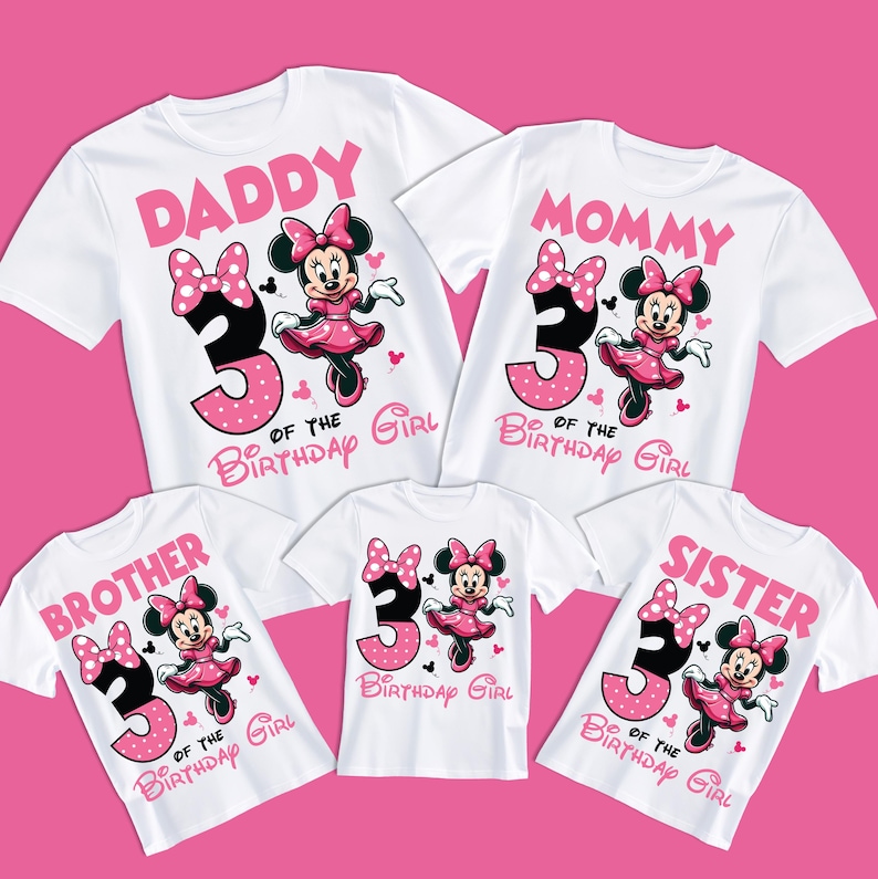 Op de afbeelding: Een set van vier witte T-shirts met een roze en zwart Minnie Mouse-ontwerp met de tekst "Papa", "Mama", "Broer" en "Zus" samen met het nummer "3" en de zin "van het jarige meisje".