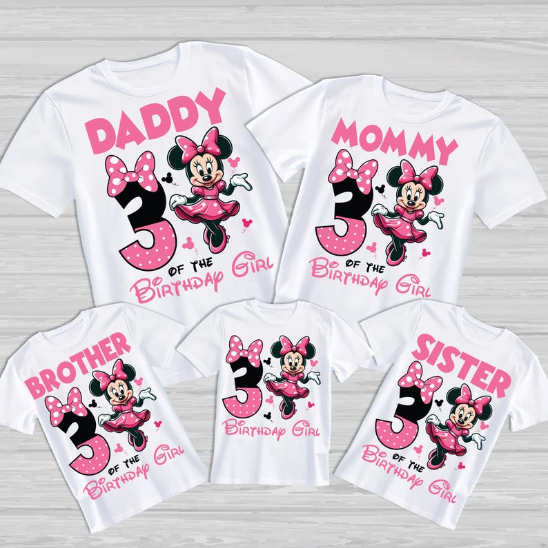 Op de afbeelding: Een set van vier witte T-shirts met een roze en zwart Minnie Mouse-ontwerp. De shirts zeggen "Papa", "Mama", "Broer" en "Zus" met het nummer "3" en de tekst "van het jarige meisje".