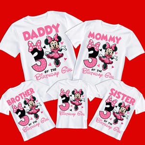Op de afbeelding: Set van vijf witte T-shirts met een roze Minnie Mouse-ontwerp met de tekst "Daddy", "Mommy", "Brother", "Sister" en "3 of the Birthday Girl".